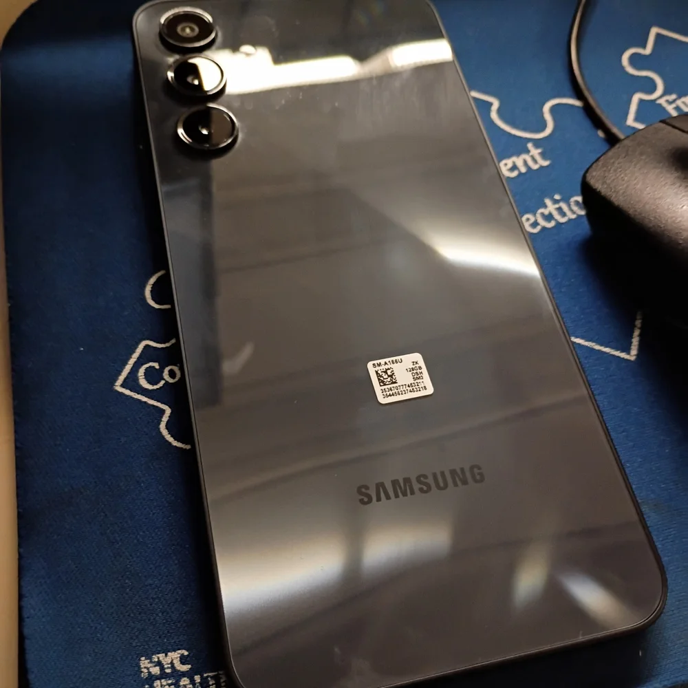 Samsung Smartphone in Black No Drops No Dents No Scratches